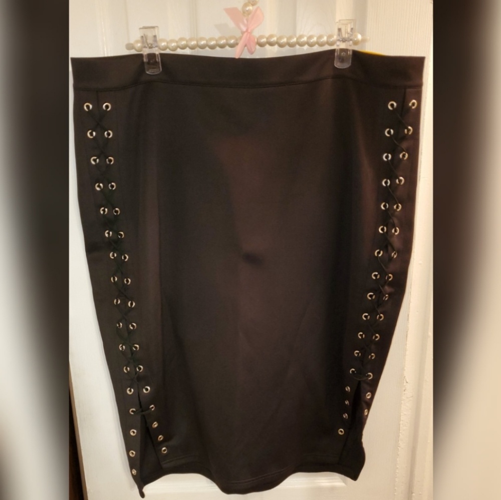 Fashion to Figure black size 3x skirt